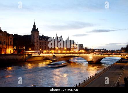 Paris (Frankreich): Die seine, die Brücke „Pont au Change“ und die Concergerie (Lodge), ein ehemaliges Gericht und Gefängnis im 1. Arrondissement (di Stockfoto