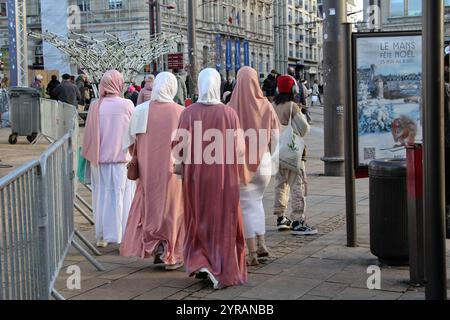 Le Mans (Nordwesten Frankreichs): Muslimische Frauen tragen eine Abaya in einer Straße im Stadtzentrum *** örtlicher Bildunterschrift *** Stockfoto