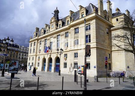 Paris, Platz „Place d’Italie“ (Frankreich): Rathaus des 13. Arrondissements (Bezirk). Das Gebäude wurde vom Architekten Paul-Emile Bonnet entworfen und gebaut Stockfoto