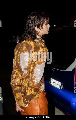 K-Pop Idol Hwang Hyunjin von Stray Kids nimmt an der Versace 2025 Frühjahr/Sommer Show auf der Milan Fashion Week am 20./09/2024. September 2024 Teil Stockfoto