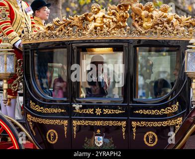 London, Großbritannien. Dezember 2024. Der Prinz und die Prinzessin von Wales fahren in einem Staatswagen zum Buckingham Palace hinter dem Staatswagen mit Sheikh Tamim bin Hamad Al Thani, Emir von Katar Credit: Richard Lincoln/Alamy Live News Stockfoto