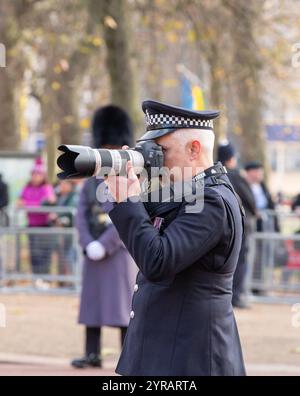 London, Großbritannien. Dezember 2024. Polizist macht Fotos beim Staatsbesuch, um die Beziehungen zwischen Großbritannien und Katar wirtschaftlich und strategisch zu feiern und zu stärken. Credit: Richard Lincoln/Alamy Live News Credit: Richard Lincoln/Alamy Live News Stockfoto