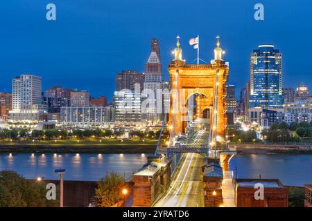 Cincinnati, Ohio, USA Skyline auf dem Fluss in der Nacht. Stockfoto