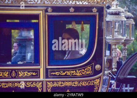 London, England, Großbritannien. Dezember 2024. Sheikha Jawaher bint Hamad bin Suhaim Al Thani, Ehefrau des Emirs von Katar Tamim bin Hamad bin Khalifa Al Thani, fährt während des Staatsbesuchs in einer Kutsche durch die Mall. (Kreditbild: © Vuk Valcic/ZUMA Press Wire) NUR REDAKTIONELLE VERWENDUNG! Nicht für kommerzielle ZWECKE! Quelle: ZUMA Press, Inc./Alamy Live News Stockfoto