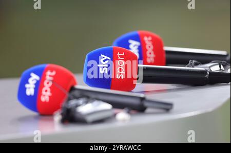 firo: 30.11.2024, Fußball, 1.Bundesliga, 1.Liga, Saison 2024/2025, BVB, Borussia Dortmund - FC Bayern München 1:1 SKY Mikrofone Stockfoto