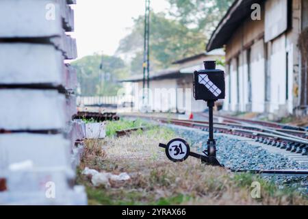 Bahnschwellen werden entlang der Bahngleise verlegt, um den Transport vorzubereiten, um beschädigte Eisenbahnstrecken zu verbessern und die ursprünglichen Holzbahnen zu ersetzen Stockfoto