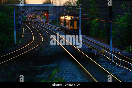 Whitley Bay Tyne und Wear Metro Testzug fahren am späten Nachmittag auf verwinkelten goldenen Eisenbahnlinien Stockfoto