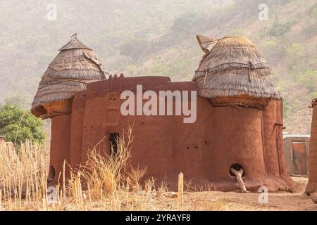 Traditionelles Tonhaus mit Strohdach in einem ländlichen Dorf in Togo Stockfoto