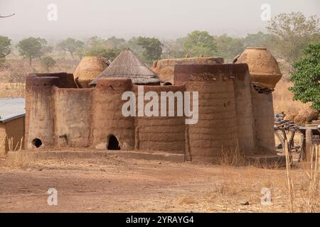 Traditionelle Clay Village Häuser mit Strohdächern im ländlichen Togo Stockfoto