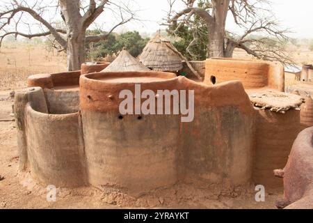 Traditionelles Tonhaus mit Strohdach in einem ländlichen Dorf in Togo Stockfoto