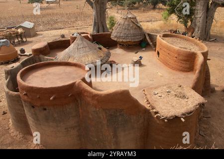 Traditionelles Tonhaus mit Strohdach in einem ländlichen Dorf in Togo Stockfoto