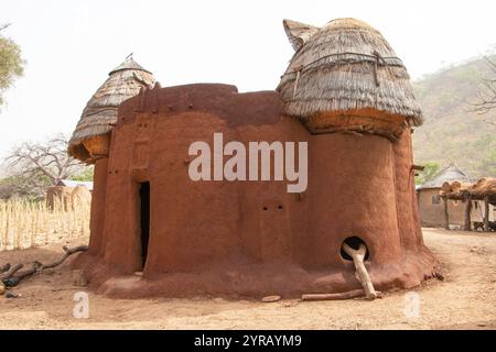 Traditionelles Tonhaus mit Strohdach in einem ländlichen Dorf in Togo Stockfoto