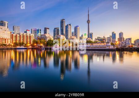 Skyline von Toronto, Kanada auf dem Ontario-See bei Dawn. Stockfoto