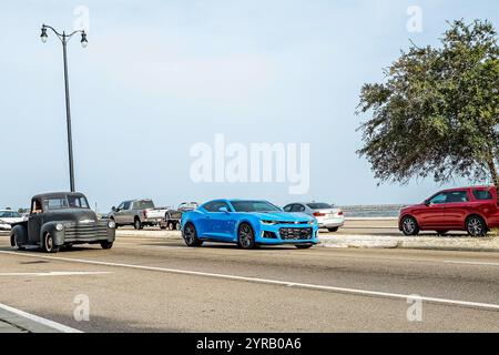 Gulfport, MS - 04. Oktober 2023: Weitwinkel-Eckansicht eines Chevrolet Camaro ZL1 Coupés aus dem Jahr 2023 auf einer lokalen Autoshow. Stockfoto