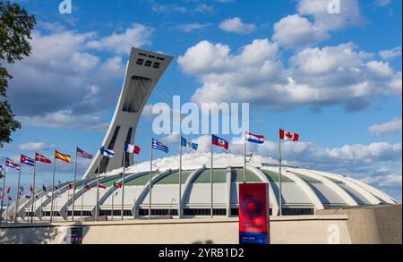 Montreal Olympiastadion (The Big O) mit Weltflaggen. Montreal, Quebec, Kanada. Stockfoto