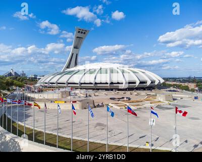 Aus der Vogelperspektive des Montreal Olympiastadions (The Big O) mit Weltflaggen. Montreal, Quebec, Kanada. Stockfoto