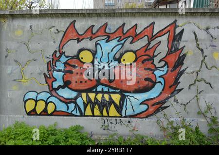 Wunderschöne, lebendige Zeichnungen und Tierbilder auf einer bräunlich-grauen Betonwand. Graffiti, ein großer Kopf, die Mündung eines Tigers mit Blau, Grau. Stockfoto