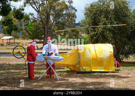 Das Kirup Santa Hospital, eine humorvolle Weihnachtsausstellung in der Landstadt Kirup im Südwesten von Western Australia. Stockfoto