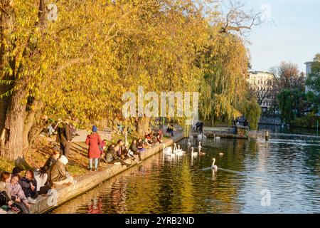 Herbststimmung am Urbanhafen in Berlin-Kreuzberg, Deutschland Stockfoto