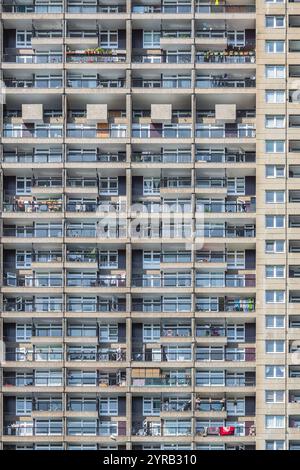 Der Trellick Tower in London ist ein Brutalismusturm Stockfoto