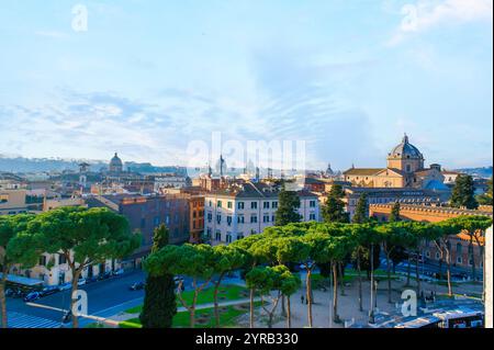 Der Blick vom Aussichtspunkt auf die Piazza del Campidoglio auf der Piazza d'Aracoeli und die umliegenden mittelalterlichen Gebäude, Rom, Italien Stockfoto