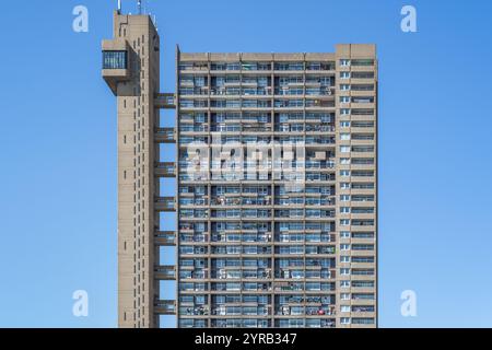 Der Trellick Tower in London ist ein Brutalismusturm, der vor einem wolkenlosen Himmel steht Stockfoto