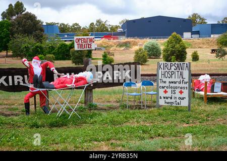 Das Kirup Santa Hospital, eine humorvolle Weihnachtsausstellung in der Landstadt Kirup im Südwesten von Western Australia. Stockfoto