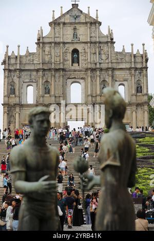 Macau. November 2024. Touristen besuchen die Ruinen von St. Paul's im südchinesischen Macao, 18. November 2024. In diesem Jahr jährt sich Macaus Rückkehr ins Mutterland zum 25. Jahrestag. Nach 25 Jahren Entwicklung hat sich Macau zu einem weltweit bekannten Reiseziel entwickelt, wo die östliche und westliche Kultur seit über 400 Jahren koexistieren. Quelle: Wang Yiliang/Xinhua/Alamy Live News Stockfoto