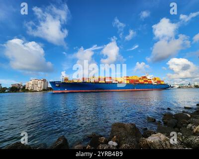 Miami, Florida, USA - 06. Juni 2024: Frachtcontainer auf Frachtschiff. Maersk Puelo. Frachtschiff, das den Hafen verlässt. Containerschiff. Exportieren und Stockfoto