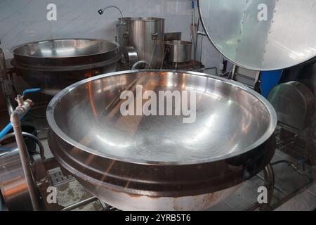 Großer Topf aus Edelstahl für Gruppenzuführung Stockfoto