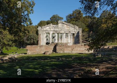 Tympanon des Monuments der Agonothetik, Teil von Bouleuterion-Apollonia, Albanien. Die antike Stadt Apollonia Albanien. Archäologische Stätte von Apollonia. Tr Stockfoto