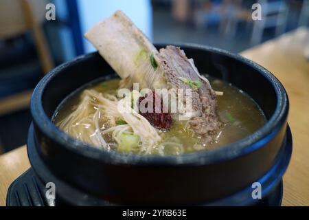 Short Rib Soup ist ein traditionelles koreanisches Essen, das lange Zeit durch Kochen von Rinderknochen hergestellt wird Stockfoto