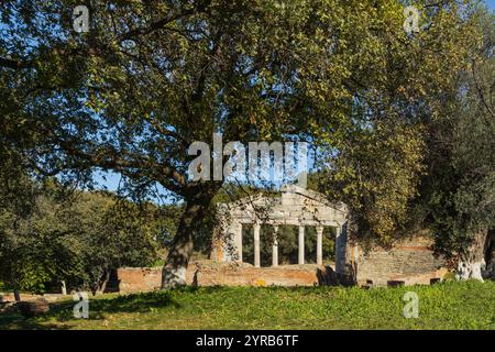 Tympanon des Monuments der Agonothetik, Teil von Bouleuterion-Apollonia, Albanien. Die antike Stadt Apollonia Albanien. Archäologische Stätte von Apollonia. Tr Stockfoto