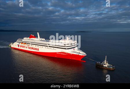 Leith, Edinburgh, Schottland, Großbritannien. Dezember 2024. Die neu gebaute Passagierfähre Spirit of Tasmania IV kommt im Hafen von Leith nach BE an. Bis zu zwei Jahre eingemostet. Die 212 m lange Zweistofffähre wird im Hafen von Leith gelagert, da sie zu groß ist, um die bestehenden Anlegestellen in der australischen Stadt Devonport zu beherbergen. Sie wurde von ihrer Werft in Finnland wegen des Wintereises verlegt. Die Kontroverse ist, dass Politiker zurücktreten und wird als der größte Staatskandal seit einem Jahrzehnt bezeichnet. Iain Masterton/Alamy Live News Stockfoto