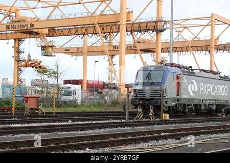 (241203) -- DUISBURG, 3. Dezember 2024 (Xinhua) -- der 100.000. China-Europa-Güterzug kommt am Duisburger Intermodal Terminal (DIT) in Duisburg, Deutschland, am 3. Dezember 2024 an. Der 100.000. Güterzug China-Europa traf am Dienstagmorgen in Duisburg ein und markierte damit einen historischen Meilenstein für diese Eisenbahnverbindung. Der Zug X8083, der aus Chongqing, China, abfuhr, erreichte um 9:10 Uhr Ortszeit das Duisburger Terminal und transportierte Elektronik, Industrieteile und Haushaltsgeräte. Die Ladung des Zuges wurde schnell entladen und an verschiedene Ziele in ganz Europa verteilt. (Xinhua/du Z Stockfoto