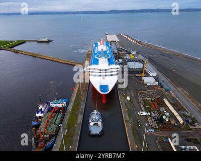 Leith, Edinburgh, Schottland, Großbritannien. Dezember 2024. Die neu gebaute Passagierfähre Spirit of Tasmania IV kommt im Hafen von Leith nach BE an. Bis zu zwei Jahre eingemostet. Die 212 m lange Zweistofffähre wird im Hafen von Leith gelagert, da sie zu groß ist, um die bestehenden Anlegestellen in der australischen Stadt Devonport zu beherbergen. Sie wurde von ihrer Werft in Finnland wegen des Wintereises verlegt. Die Kontroverse ist, dass Politiker zurücktreten und wird als der größte Staatskandal seit einem Jahrzehnt bezeichnet. Iain Masterton/Alamy Live News Stockfoto