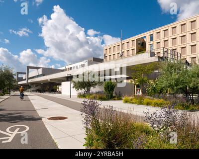 Radfahrer fahren auf dem Fahrradweg neben der Metrostation Orientkaj in Nordhavn, Kopenhagen, Dänemark Stockfoto