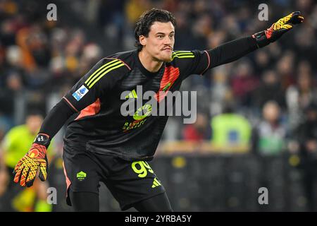 Rom, Italie. Dezember 2024. Mile SVILAR von AS Roma während des italienischen Meisterschaftsspiels Serie A zwischen AS Roma und Atalanta BC am 2. Dezember 2024 im Stadio Olimpico in Rom, Italien - Foto Matthieu Mirville (M Insabato)/DPPI Credit: DPPI Media/Alamy Live News Stockfoto