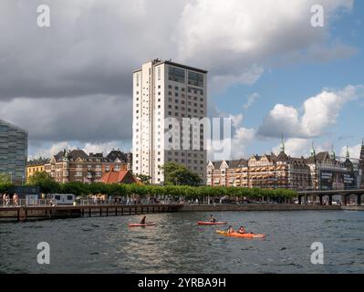 Kajak- und Paddelboarding im Hafen am Kalvebod Quay, Vesterbro, Kopenhagen, Dänemark Stockfoto