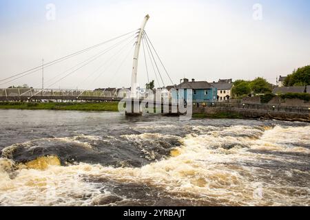 Irland, County Mayo, Ballina, Ridge Pool Fußgängerbrücke über den Fluss Moy Stockfoto