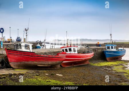 Irland, County Mayo, Killila, Fischerboote an der Hafenmauer, Ebbe Stockfoto