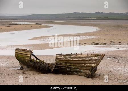 Irland, County Mayo, Killila, verfallenes Boot auf Schlamm bei Ebbe Stockfoto