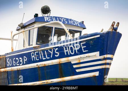 Irland, County Mayo, Killila, das Fischerboot Reilly’s Hope hoch und trocken am Hafen Stockfoto