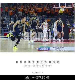 (241203) -- PEKING, 3. Dezember 2024 (Xinhua) -- Xu Jie (1. L) von Guangdong Southern Tigers feiert seinen Summerschlag während eines Spiels zwischen Guangdong Southern Tigers und Shanxi Loongs in der Saison 2024-2025 in Dongguan, südchinesischer Provinz Guangdong, 3. Dezember 2024. (Foto: Zheng Jiaxiong/Xinhua) Stockfoto