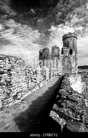 Einer der zerbrochenen Türme von Conwy Castle in Schwarz-weiß Stockfoto