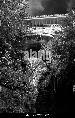 Dramatische Schwarzweiß-Ansicht der drei gestapelten Brücken der Devils Bridge in Wales Stockfoto