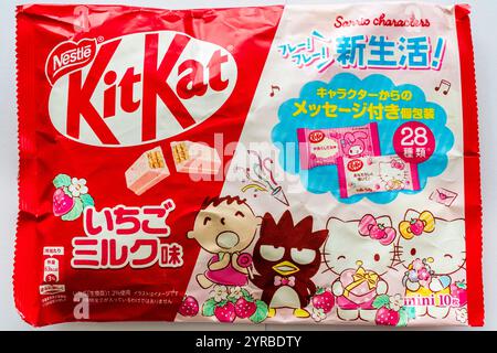 Japanisches Paket mit 10 Mini-Bar-Kitkats im Sanrio-Charaktere-Thema, einschließlich des sehr erfolgreichen „Hello Kitty“, das in Japan sehr beliebt ist Stockfoto