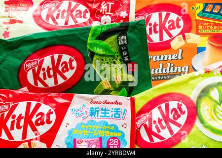 Auswahl an japanischen Mini-Kit-Kats-Barpaketen mit verschiedenen Geschmacksrichtungen einschließlich grünem Tee, Karamellpudding und einer auf Sanrio-Charakteren basierenden Hello Kitty. Stockfoto