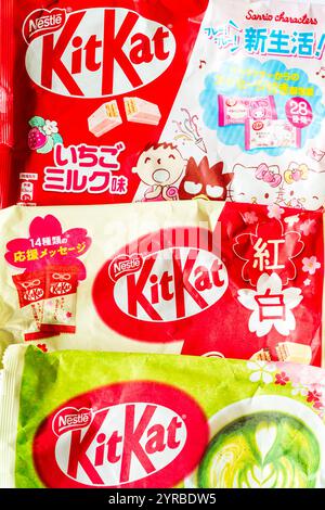 Auswahl an japanischen Mini-Kit-Kats-Barpaketen mit verschiedenen Geschmacksrichtungen, einschließlich grünem Tee, und eines basierend auf Sanrio-Figuren, einschließlich Hello Kitty. Stockfoto