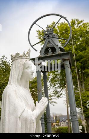 Irland, County Mayo, Lahardane (Lahardaun), Kirchhof-Glocke der St. Patrick’s Church Stockfoto